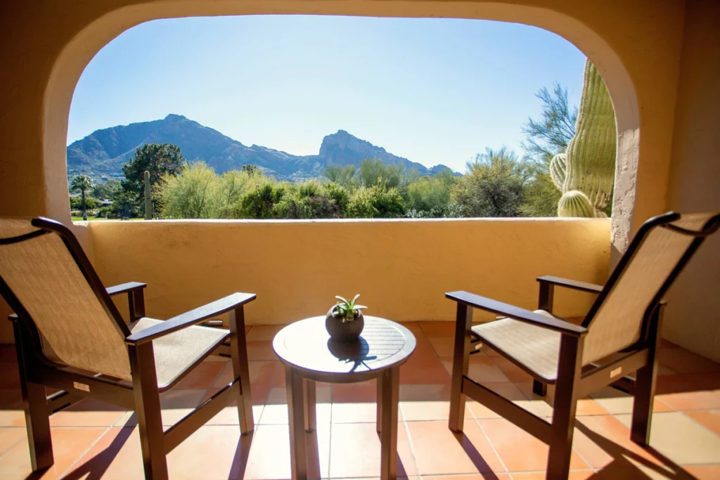 phxcb-guest-patio-4733-hor-clsc