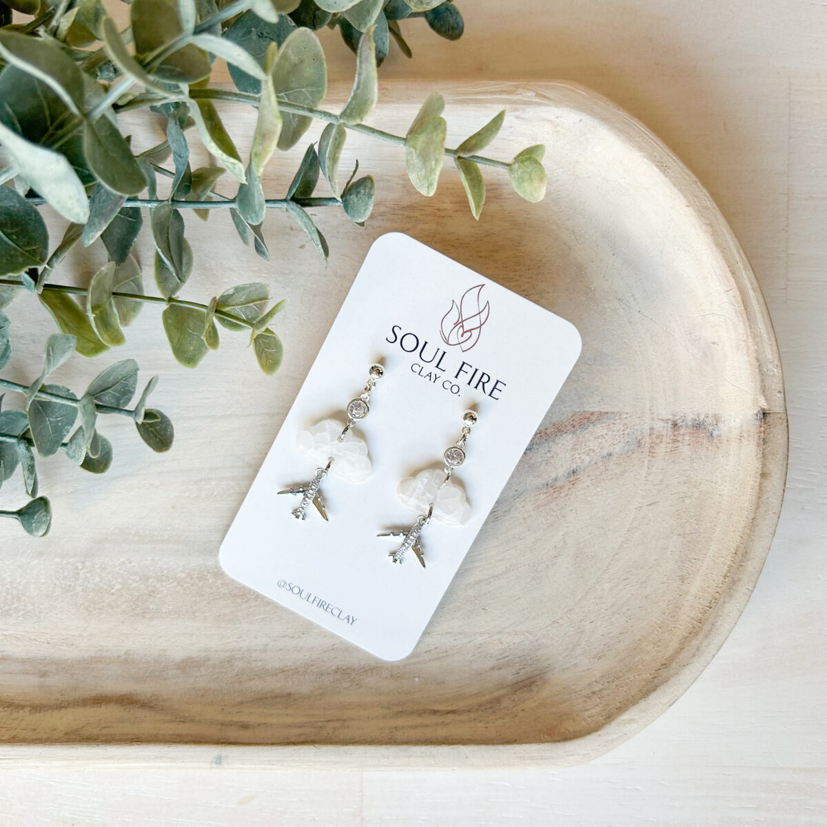 Boucles d’oreilles Soul Fire Clay – Avion avec pendentifs nuages – Image 3
