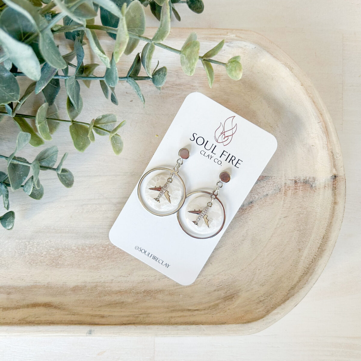 Boucles d’oreilles Soul Fire Clay – Cercle encadré doré avec avion – Image 2