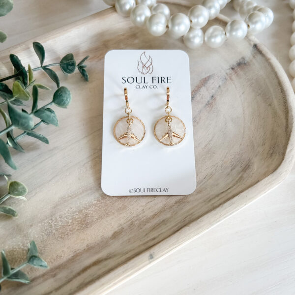 Boucles d’oreilles Soul Fire Clay – Cercle encadré doré avec avion