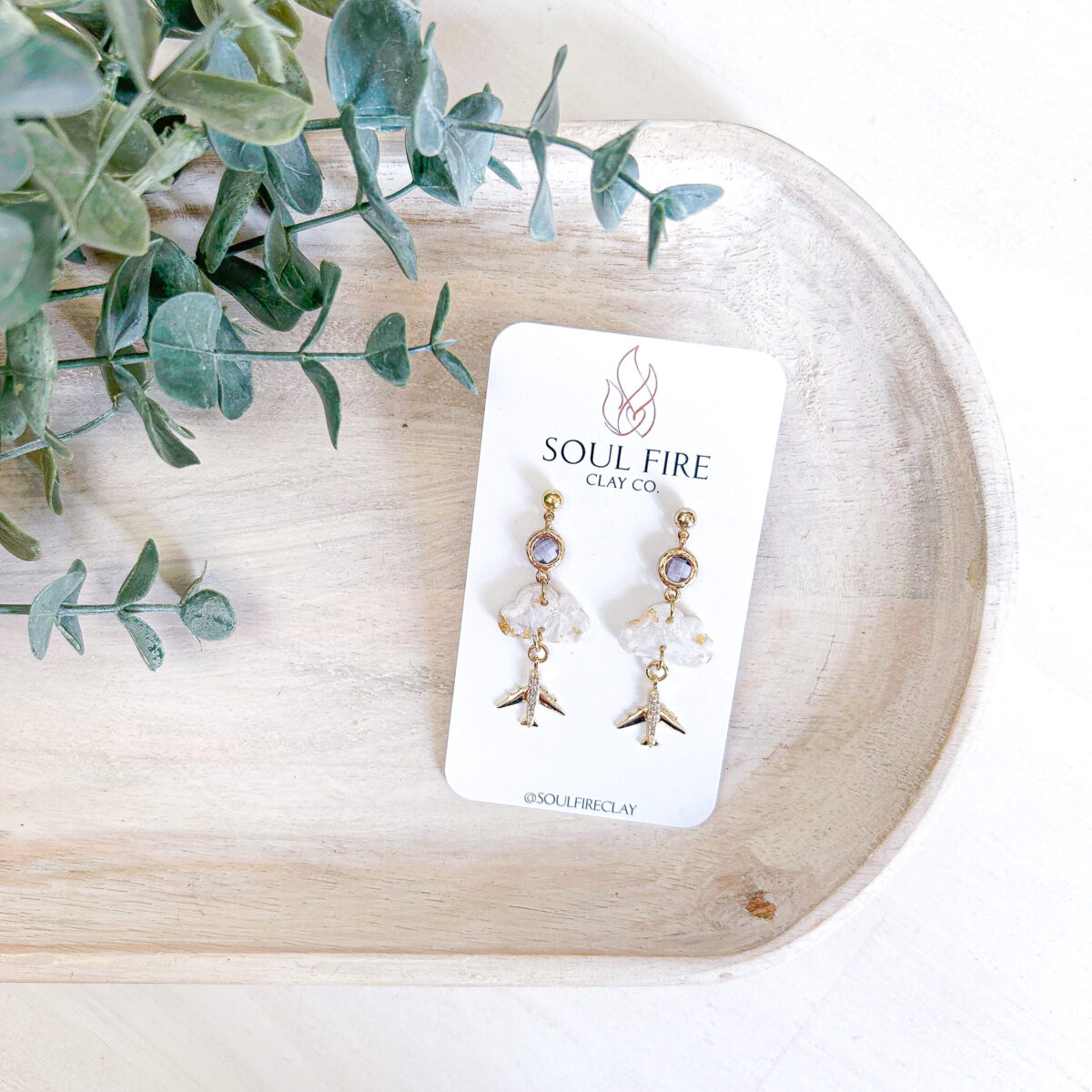 Boucles d’oreilles Soul Fire Clay – Avion avec pendentifs nuages – Image 2